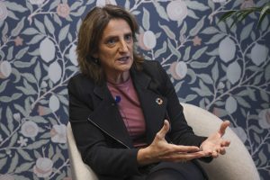 BRUSELAS, 26/10/2026.- La vicepresidenta de la Comisión Europea Teresa Ribera celebró este lunes la victoria de Luiz Inácio Lula da Silva en las elecciones presidenciales de Brasil, que consideró importante para la democracia, la lucha contra las desigualdades y la protección de la Amazonía. "La victoria de Lula es importante para la democracia, para la lucha contra las desigualdades. Es importante la defensa de la Amazonía y es importante en el contexto de cooperación multilateral", declaró Ribera en una entrevista con EFE. EFE/ Olatz Castrillo