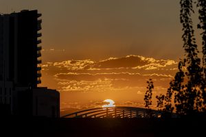 ZARAGOZA, 30/08/2026.- Atardecer este domingo en Zaragoza. Comienza una nueva semana en la que las temperaturas máximas en Zaragoza no bajaran de los 33 grados, según AEMET. EFE/JAVIER BELVER