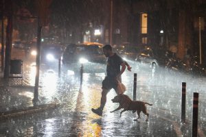 BARCELONA, 03/10/2026.- Hoy sábado que Cataluña afrontará entre la tarde de este sábado y el mediodía del domingo un huracán mediterráneo, con acumulación de lluvia de más de doscientos litros por metro cuadrado en seis horas y fuertes vientos, con tornados y mangas marinas, han informado en rueda de prensa Protección Civil y el Servicio Meteorológico de Cataluña (Meteocat). EFE/Alejandro García