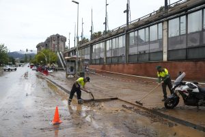 GRAFCAT6650. BARCELONA, 05/10/2026.- Operarios trabajan en la zona de Canyelles en Barcelona este lunes cuando el temporal persiste con precipitaciones torrenciales, hasta 90 litros por metro cuadrado en una hora, en el arranque de una semana marcada por los chubascos en amplias zonas, que irán perdiendo intensidad a partir del miércoles. EFE/Alejandro García