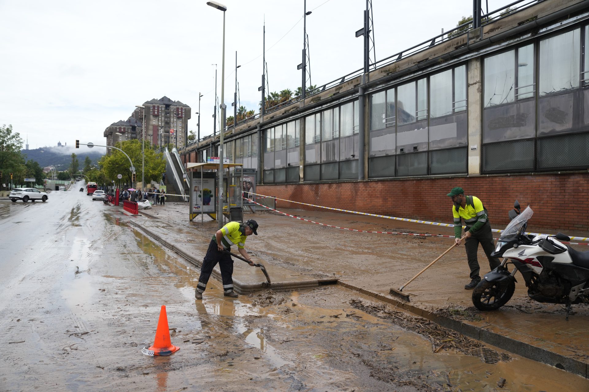GRAFCAT6650. BARCELONA, 05/10/2026.- Operarios trabajan en la zona de Canyelles en Barcelona este lunes cuando el temporal persiste con precipitaciones torrenciales, hasta 90 litros por metro cuadrado en una hora, en el arranque de una semana marcada por los chubascos en amplias zonas, que irán perdiendo intensidad a partir del miércoles. EFE/Alejandro García