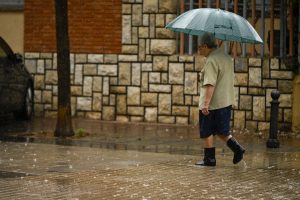 GRAFCVA6048. ARTANA (CASTELLÓN), 02/10/2026.- Una persona se protege de la lluvia con un paraguas durante este viernes en el que el Centro de Coordinación de Emergencias de la Generalitat ha dado por finalizada la alerta nivel rojo por lluvias en el litoral de Valencia y el interior de Castellón. EFE/Andreu Esteban