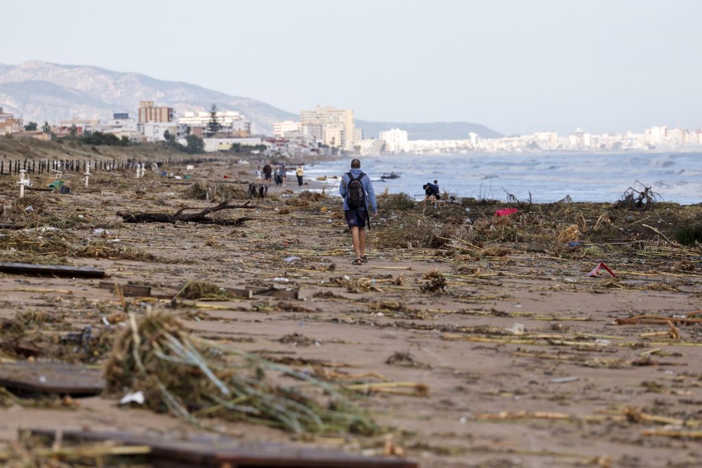 GRAFCVA6303. OLIVA (VALENCIA), 20/10/2026.- Vista general de la playa de Oliva (Valencia) tras el paso de la dana Adam por la Comunitat Valenciana, que ha dejado tres víctimas mortales, centenares de evacuados y pérdidas materiales pendientes de evaluar con acumulados de más de 700 litros por metro cuadrado en puntos del litoral sur de la provincia de Valencia y del litoral norte de Alicante. EFE/Manuel Bruque