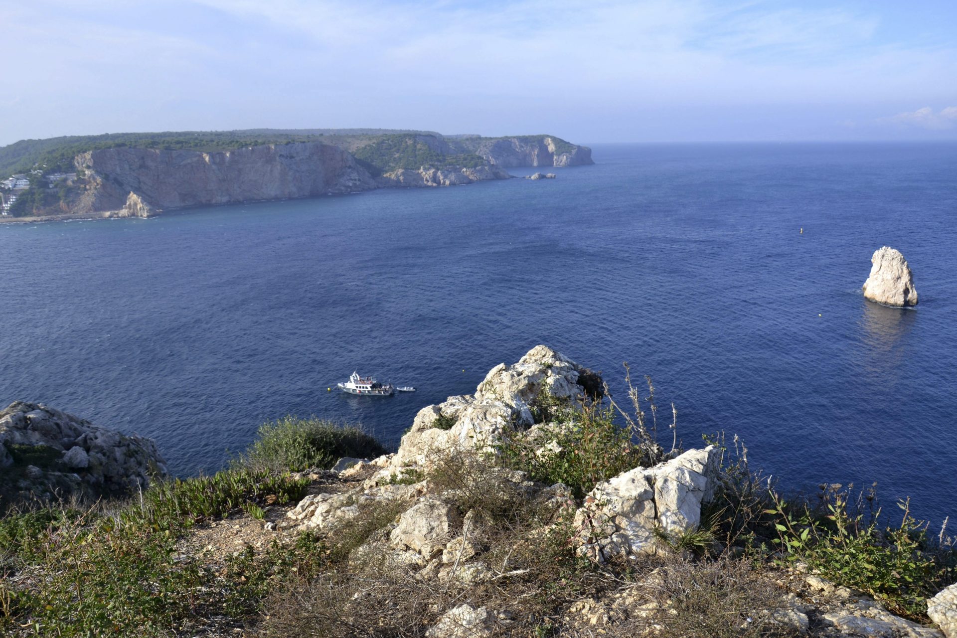 En la imagen de archivo, vista panorámica de la Costa Brava, España, captada desde el islote principal de las Islas Medas, una Reserva Marina Integral que forma parte de la Red Natura 2000. EFE/Raúl Casado