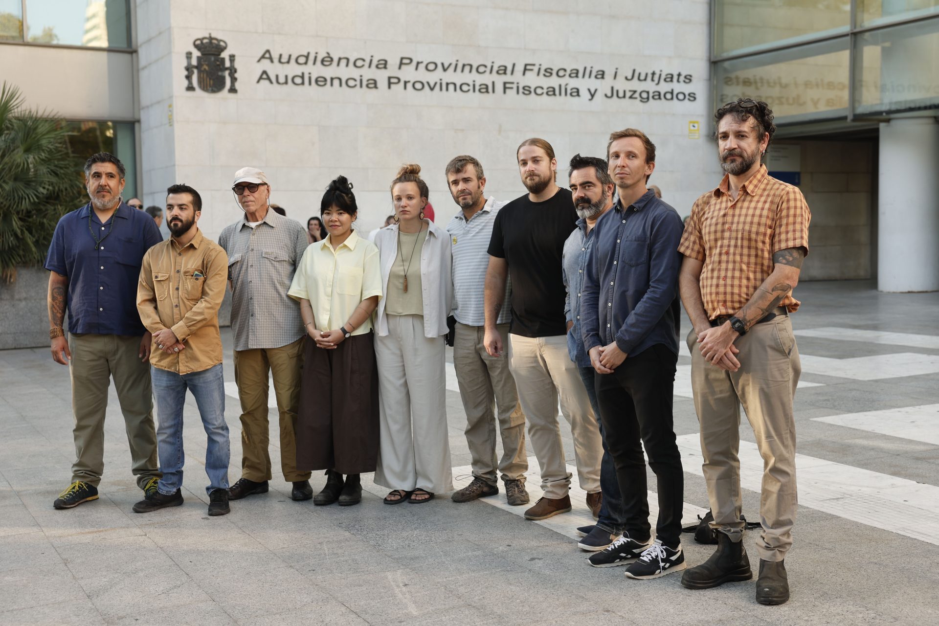 Los 11 activistas de Greenpeace antes de su entrada al juicio celebrado el pasado 23 de septiembre en Valencia. EFE/Manuel Bruque
