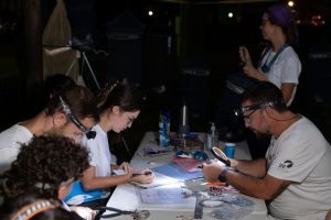Voluntarios y voluntarias de SEO/BirdLife durante la última campaña de anillamiento nocturno de aves larolímicolas en las Marismas del Odiel. © Daniele Dessí. SEO/BirdLife